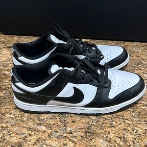 Nike Men's Black and White Athletic Sneakers